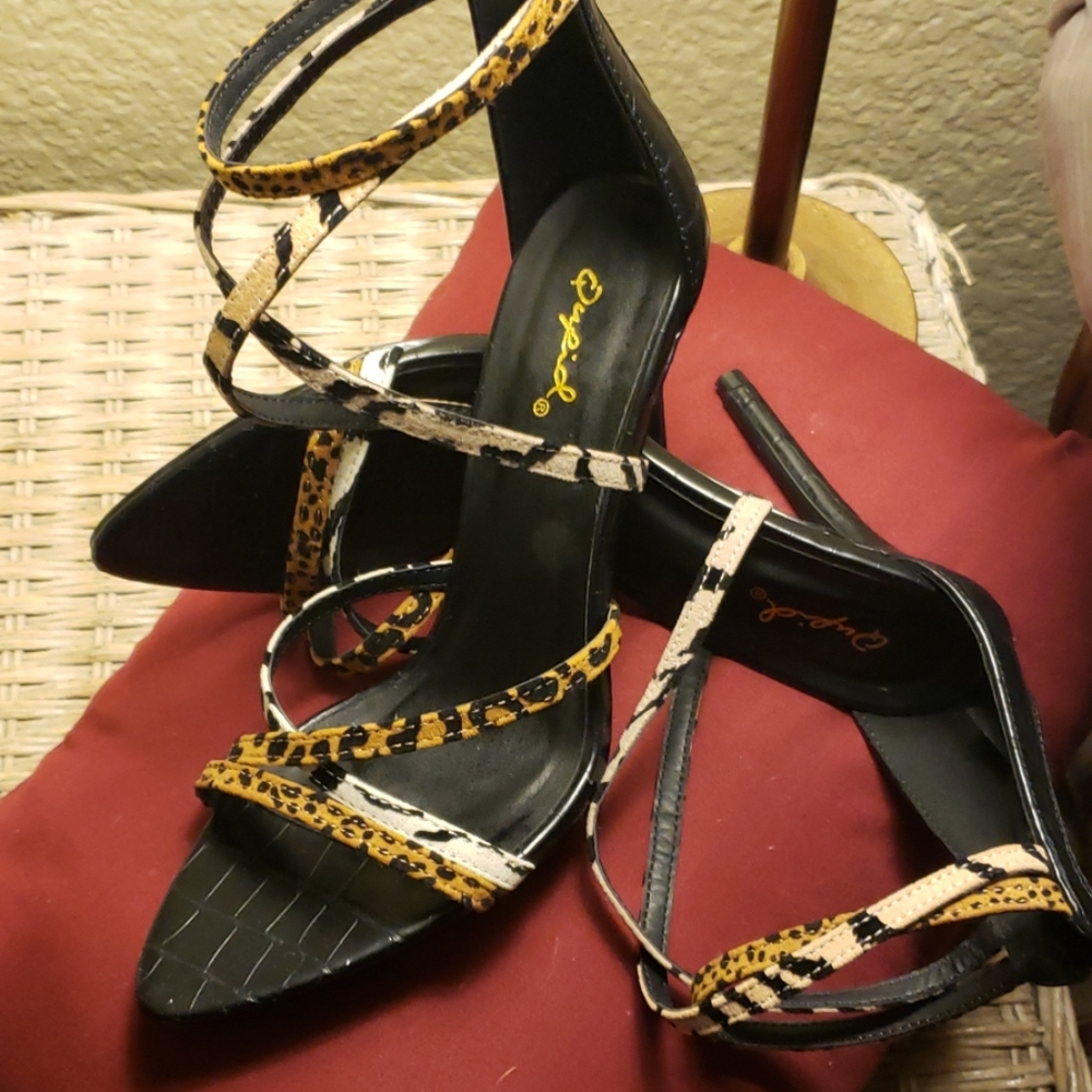 Qupid Animal Print Sz 6.5
